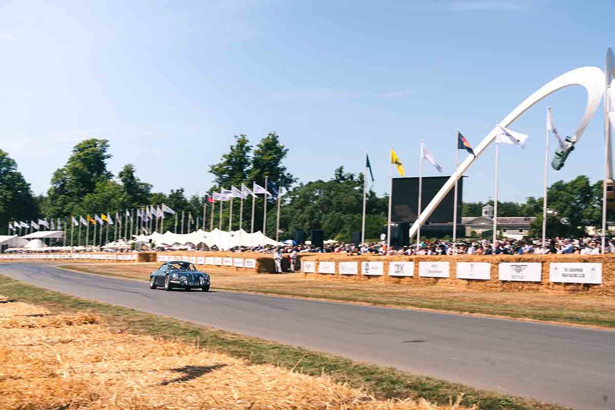 アルピーヌの歴史的モデルがグッドウッドでデモランを行った