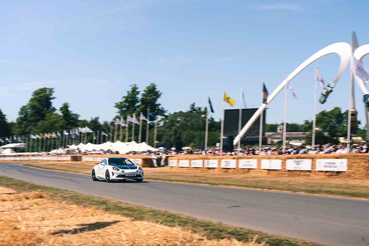 アルピーヌの歴史的モデルがグッドウッドでデモランを行った