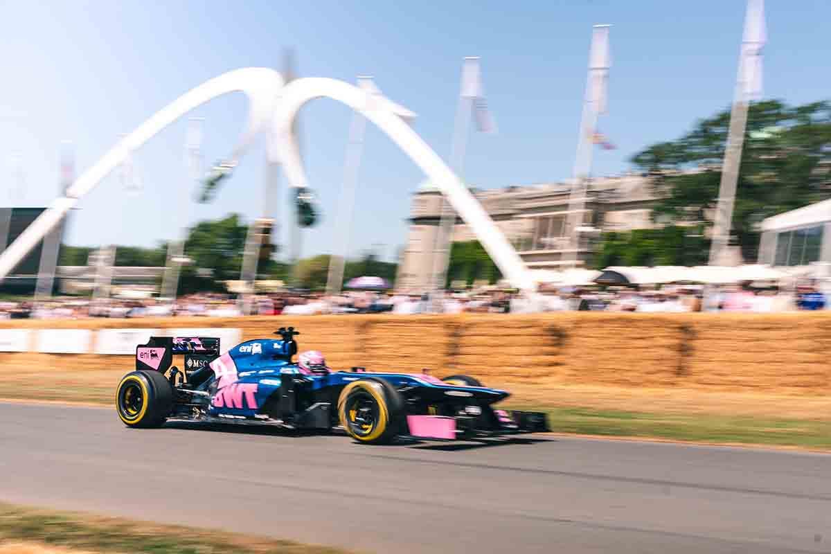 アルピーヌの歴史的モデルがグッドウッドでデモランを行った