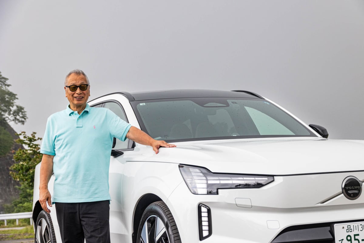 ボルボ新型「EX90」と筆者の菰田潔氏