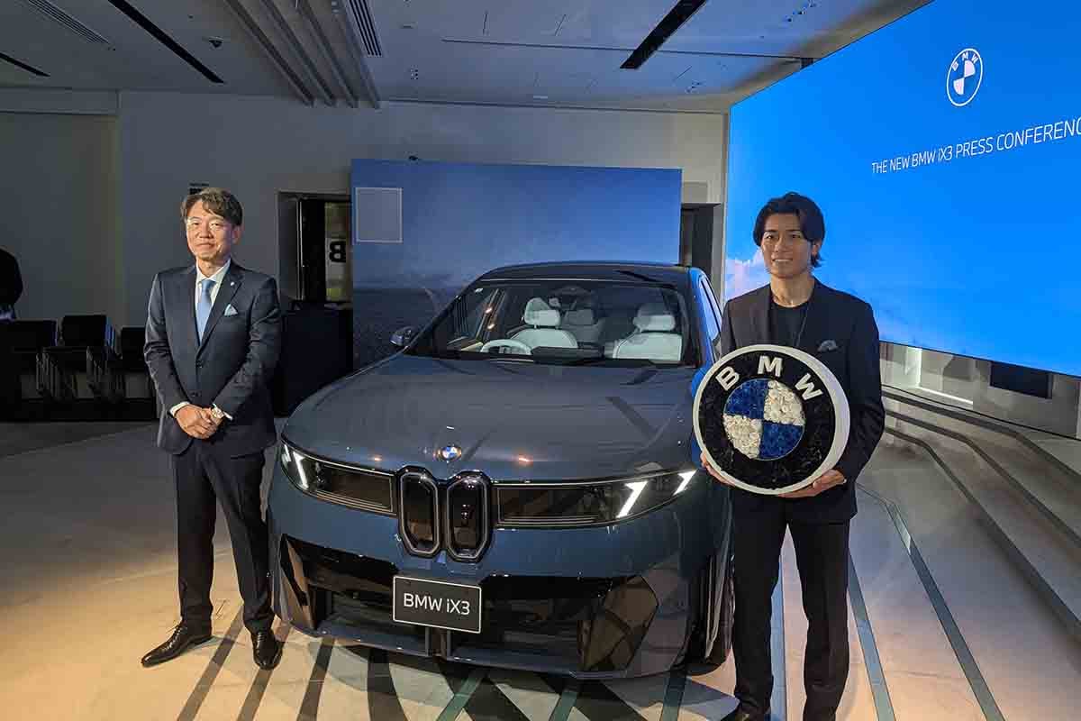 プロサッカー選手、中村敬斗選手（右）とビー・エム・ダブリュー上野金太郎社長