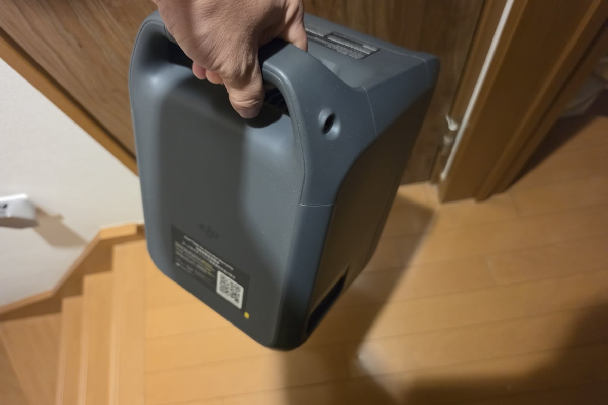 本体には持ち運び用のハンドルを備える。ただし重量は約11.5kgあり、徒歩で長距離を運ぶというより、部屋からクルマへ移すような使い方が現実的だ