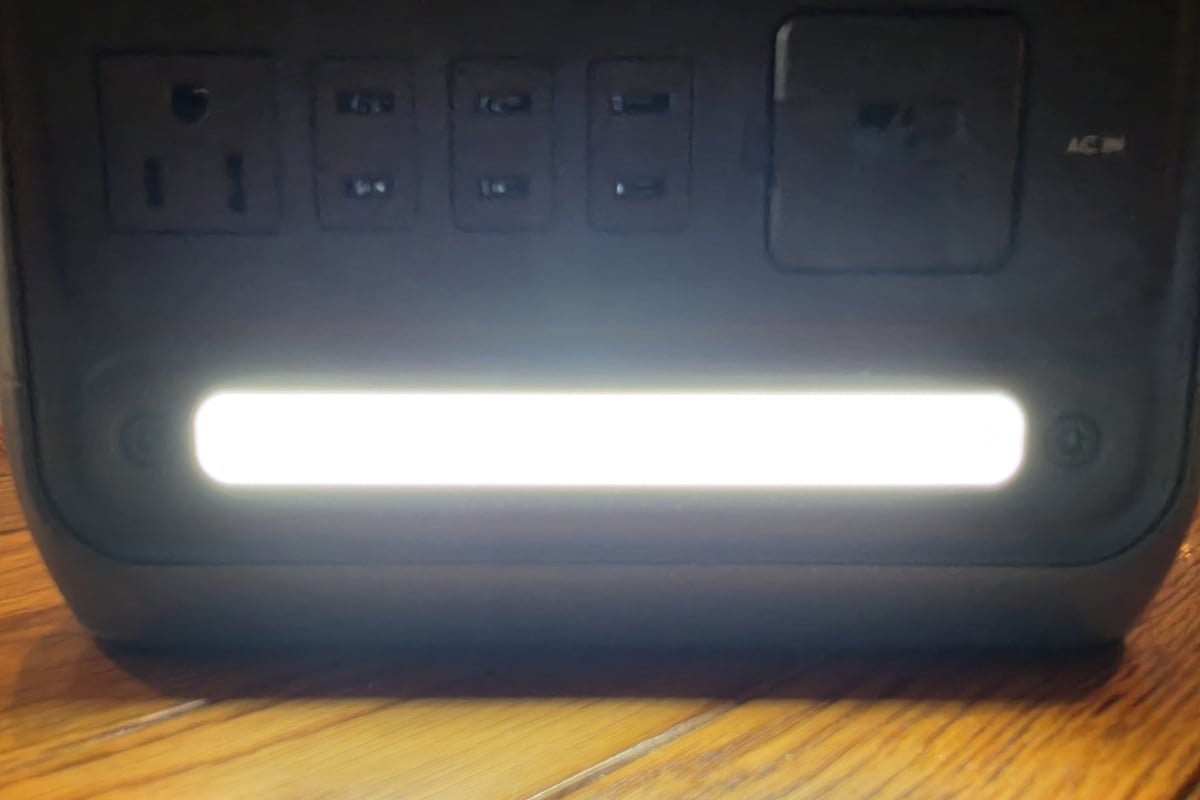 前面に備えたLEDライトを点灯した状態。停電時の足元灯や棚下・デスク下の簡易照明として使えるため、電源機能以外にも非常時の安心材料になる