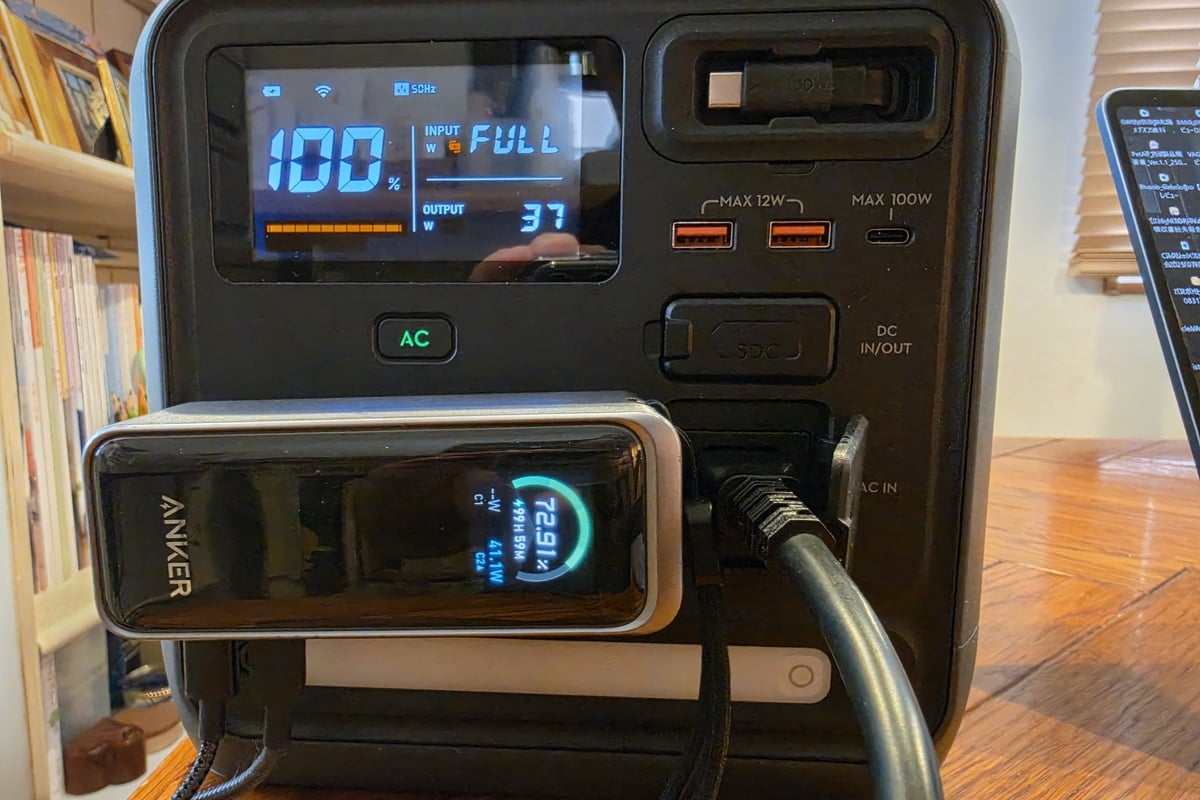 モバイルバッテリーを接続して充電している状態。1008Whの容量があれば、機種や条件によって差はあるものの、何十回も充電できる規模感になる