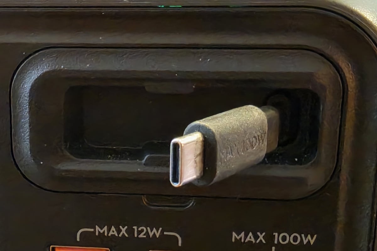 本体には100W出力対応の巻き取り式USB-Cケーブルを内蔵。ケーブルを探したり、別途充電器を用意したりする小さな手間を減らせる点が、普段使いでは効いてくる