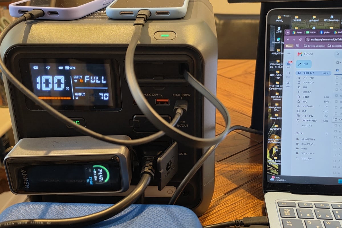 PCまわりでACとUSBを同時に使っている状態。スマートフォンや周辺機器をまとめて充電できるため、机の周囲に充電器や電源タップを増やさずに済む