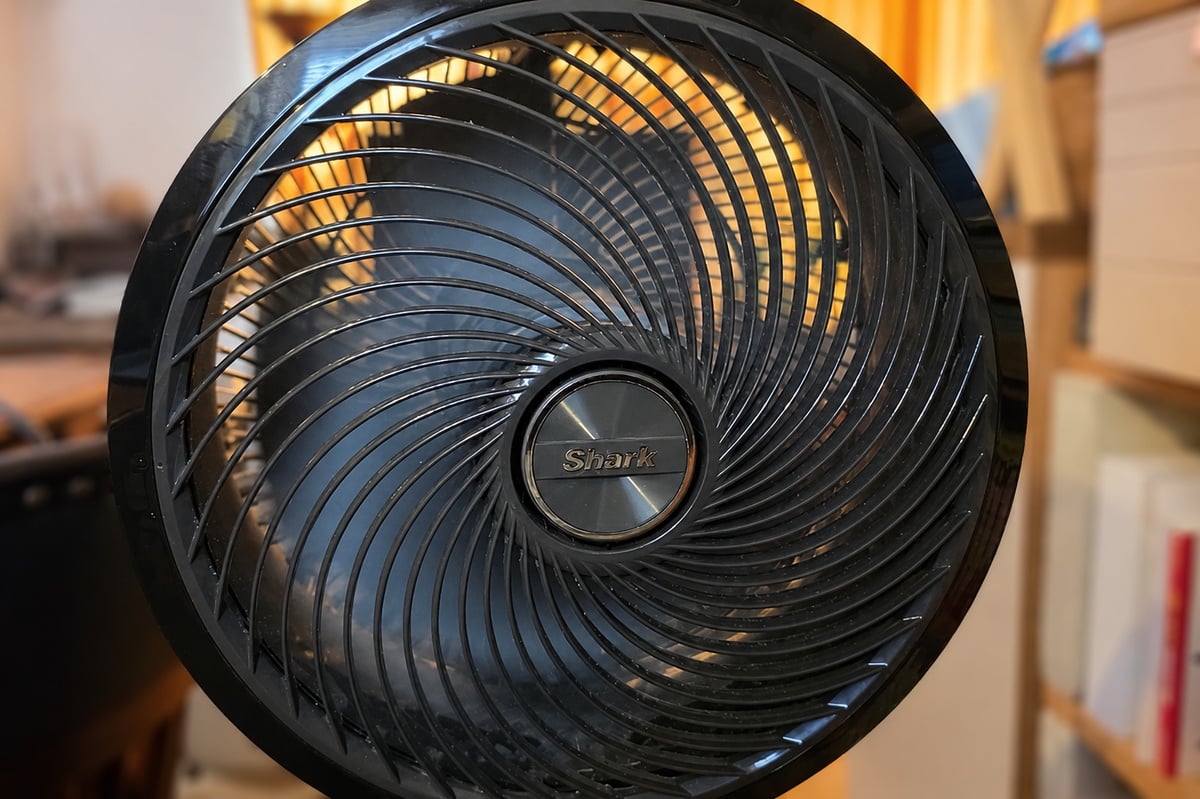 扇風機のような家電は、強風にしても、ドライヤーなど熱を出す家電と比べて消費電力が小さい。こうした機器なら、PCやスマートフォンと組み合わせても日常的に使いやすい