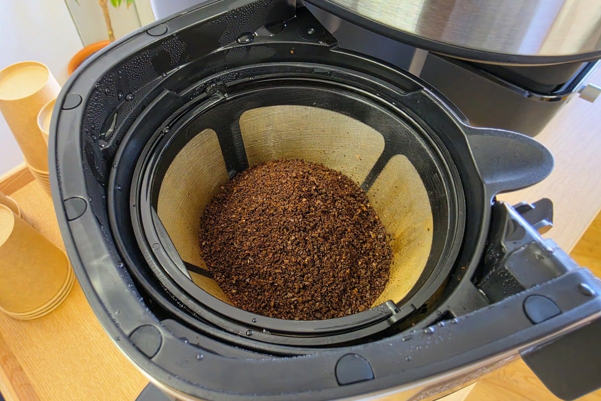 抽出後の粉を受けるメッシュフィルター。水洗いできるパーツに加え、粉の飛び散りや付着を抑えるイオン機構も備える。使い終えた後の小さな負担を減らす工夫が、継続して使える家電につながる