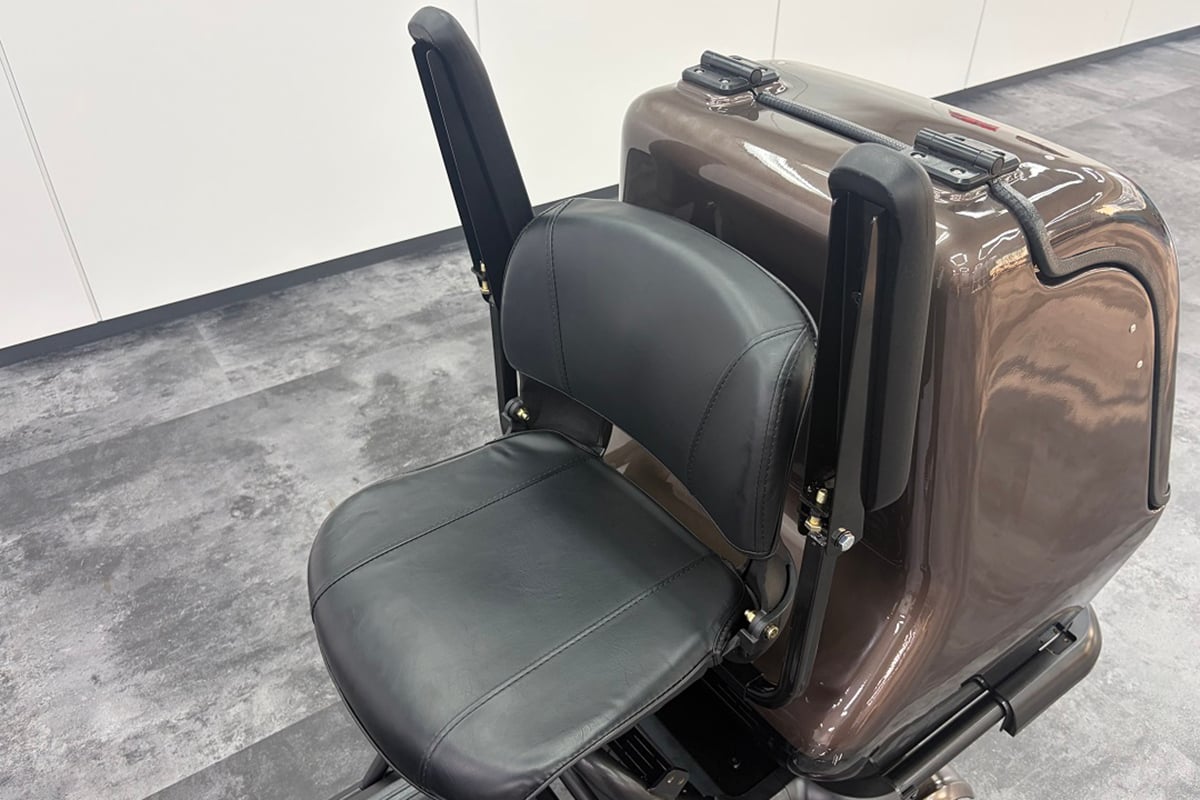 エレモーズの特定小型四輪「エレグラン」の最上位モデル「プレミアム」