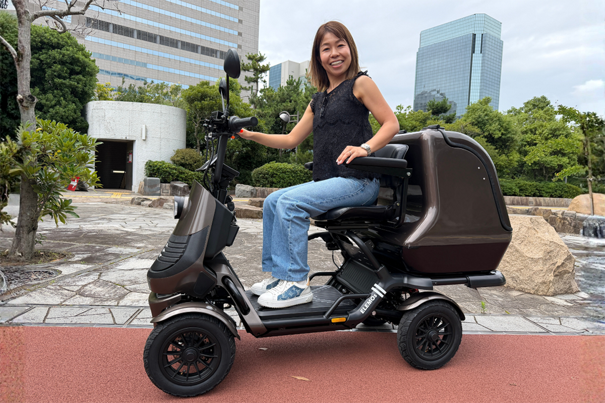 エレモーズの特定小型四輪「エレグラン」の最上位モデル「プレミアム」