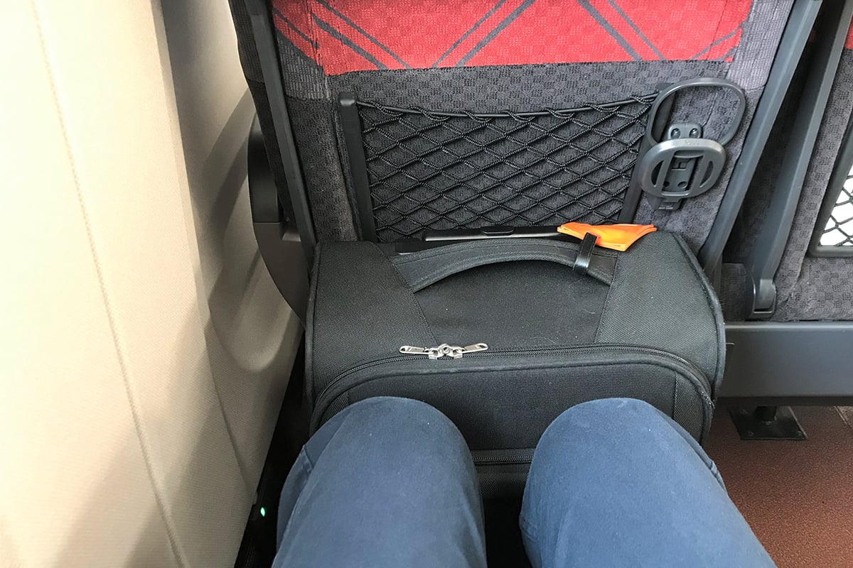 手持ちの荷物のサイズをあらかじめ計測し、必要に応じて適切な座席を確保することが重要