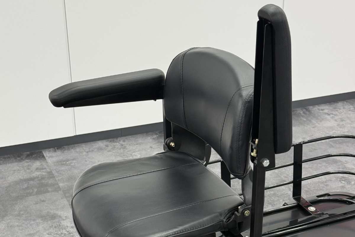 エレモーズの特定小型四輪「エレグラン」の最上位モデル「プレミアム」