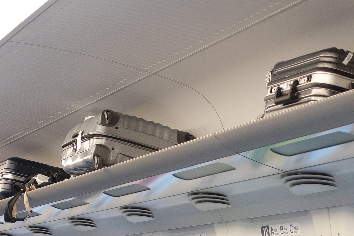 手持ちの荷物のサイズをあらかじめ計測し、必要に応じて適切な座席を確保することが重要