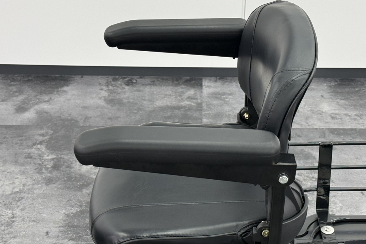 エレモーズの特定小型四輪「エレグラン」の最上位モデル「プレミアム」