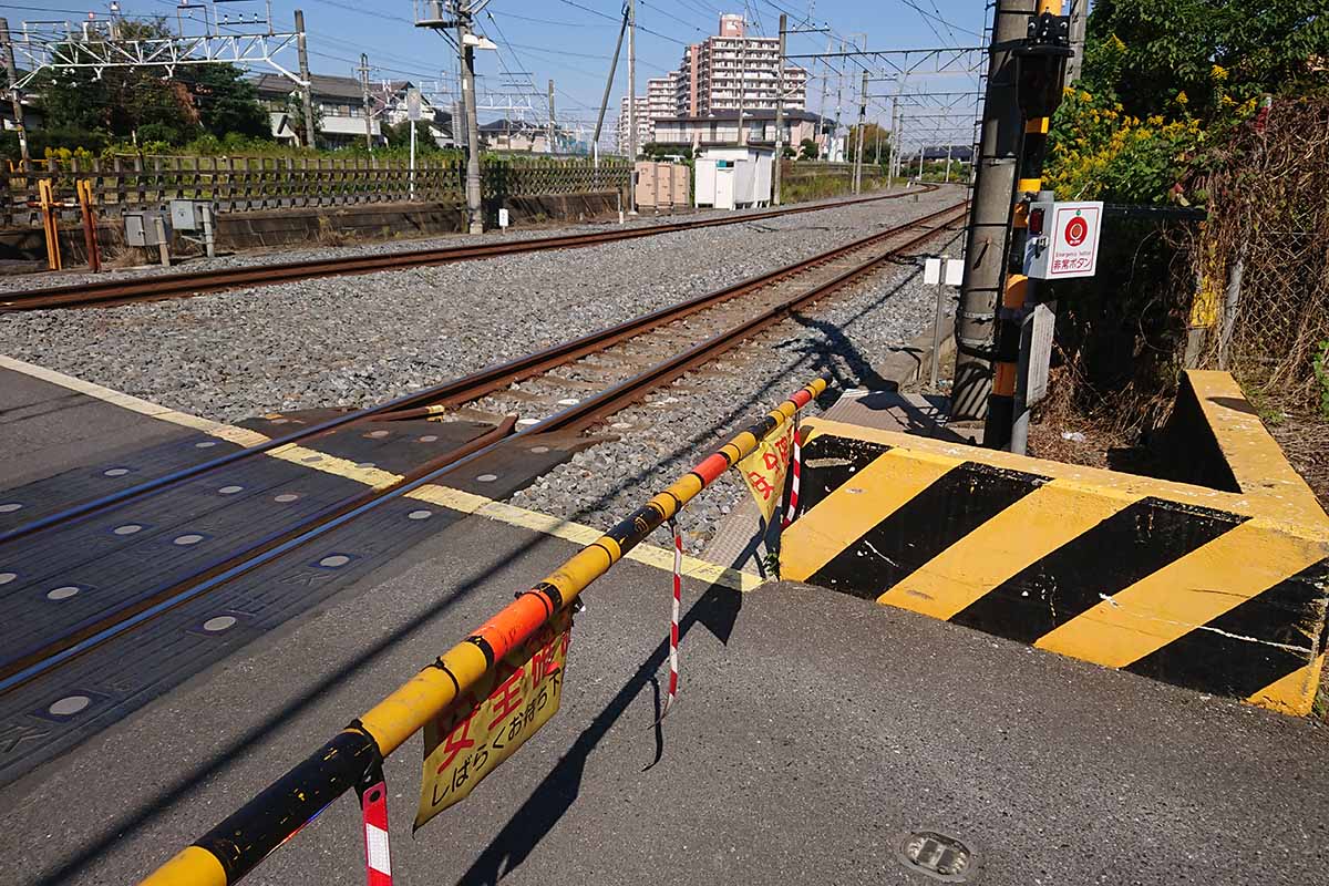 列車の巨大な荷重を分散し、振動や騒音を吸収するという重要なクッションの役割を果たしている