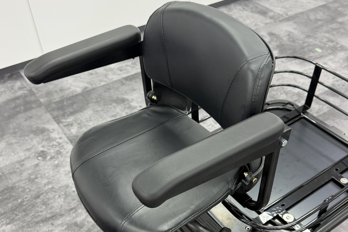エレモーズの特定小型四輪「エレグラン」の最上位モデル「プレミアム」