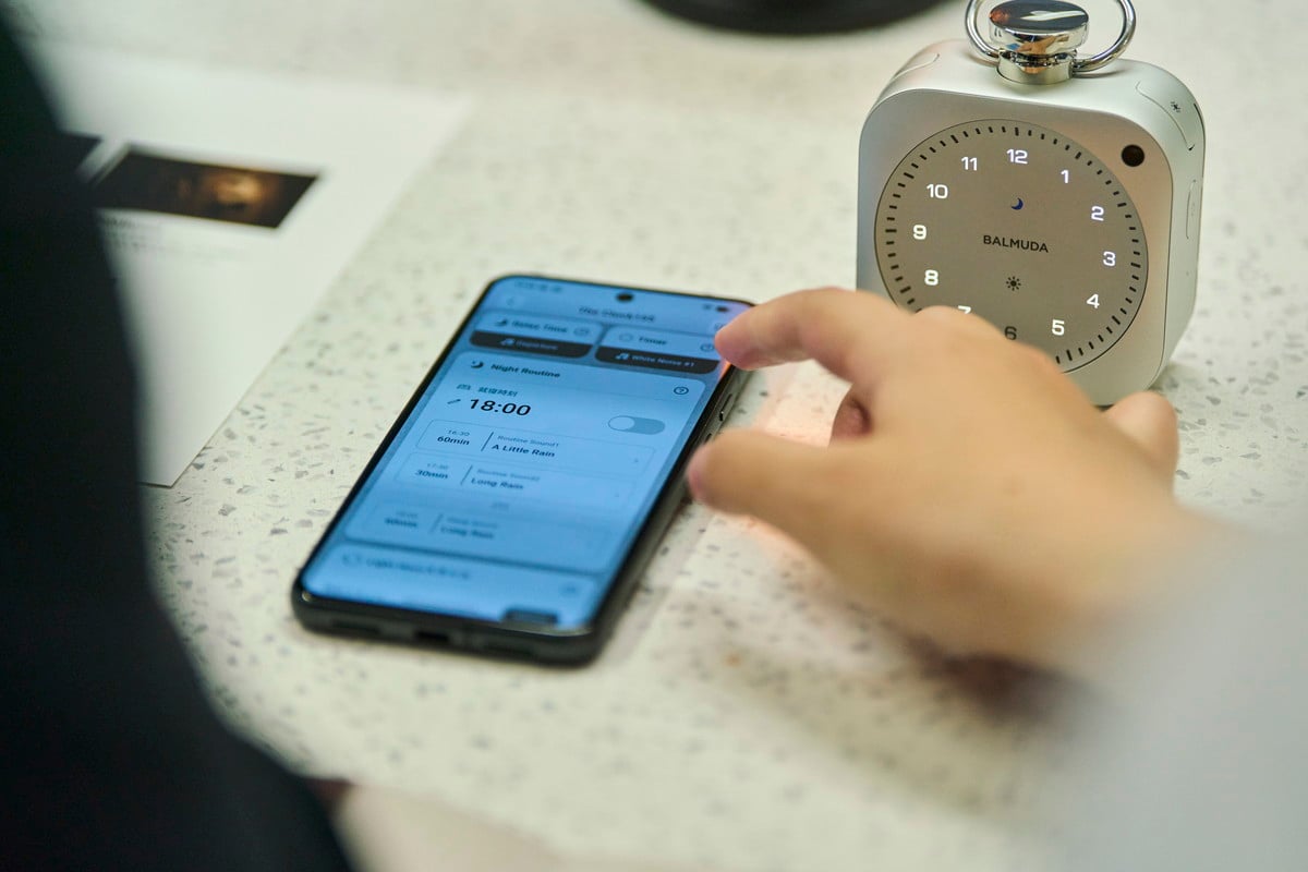 バルミューダのパーソナルクロック「The Clock」に、新機能「ナイトルーティン」が追加された