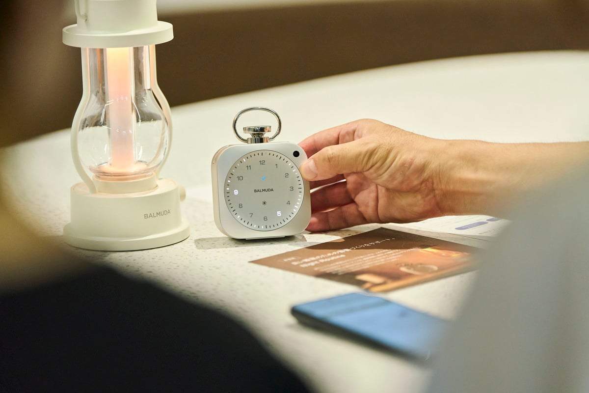 バルミューダのパーソナルクロック「The Clock」に、新機能「ナイトルーティン」が追加された