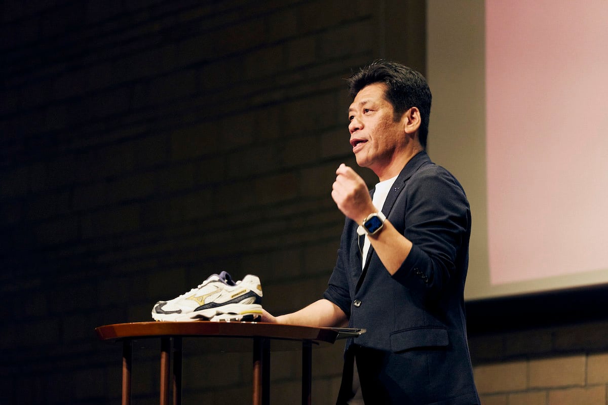 グローバルマーケティング本部の本部長、太田友宏さんは、初代「WAVE RIDER」の誕生に携わり、当時のハイテクスニーカーブームを肌で感じていた。