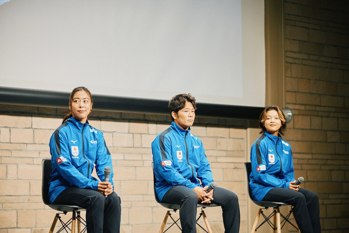 サーフィンの日本代表チーム「NAMINORI JAPAN」からは、都筑有夢路選手、大原洋人選手、池田未来（みらい）選手（左から）が登壇。