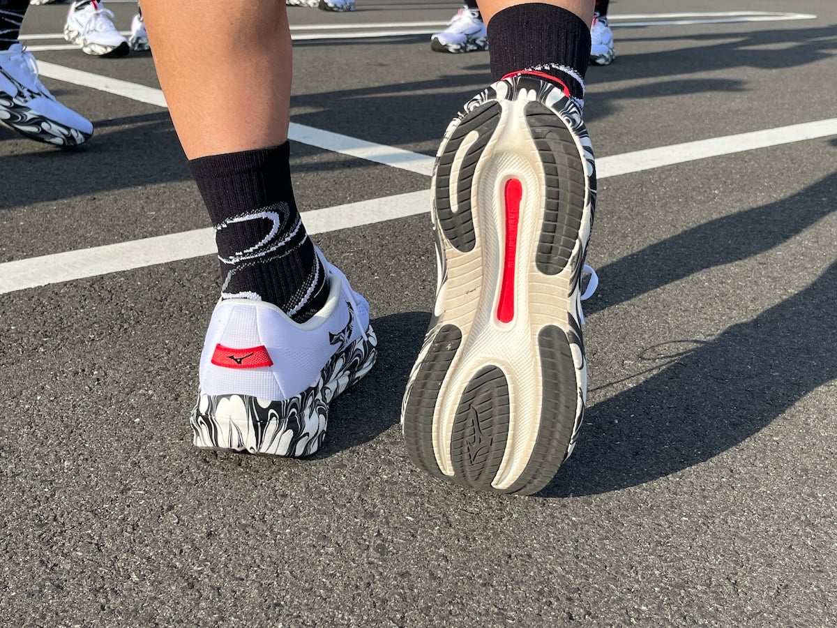 ソールにはシリーズ初のフルレングスウエーブプレート採用。かかとからつま先までのスムーズな体重移動をサポートする。