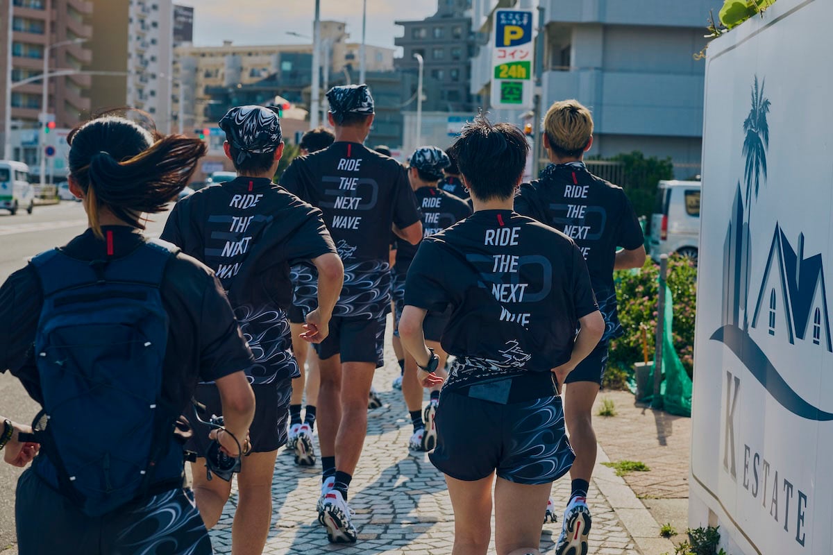 「WAVE RIDER 30」はシューズだけでなく、Tシャツ、タンクトップ、パンツなどウェアのラインナップも充実。