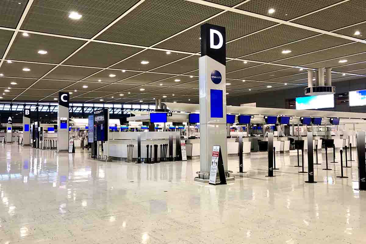 夏休み期間に海外旅行を計画している人も多いはずだが、万が一のための「海外旅行傷害保険」はどうすればいい？