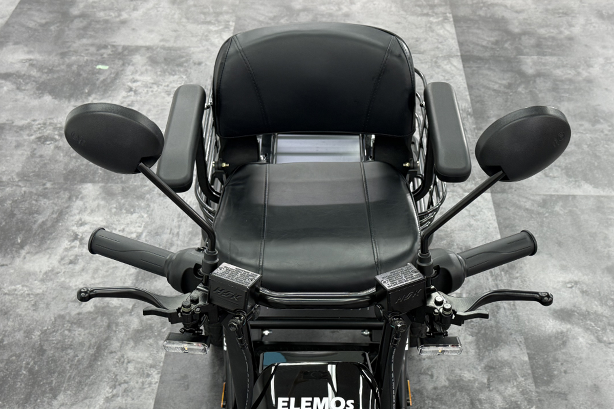 エレモーズの特定小型四輪「エレグラン」の最上位モデル「プレミアム」