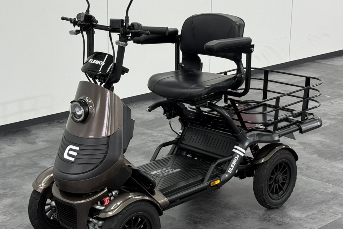 エレモーズの特定小型四輪「エレグラン」の最上位モデル「プレミアム」
