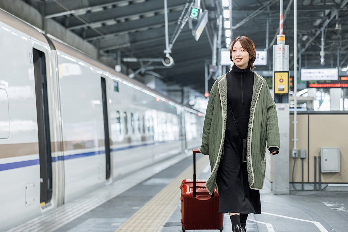 手持ちの荷物のサイズをあらかじめ計測し、必要に応じて適切な座席を確保することが重要
