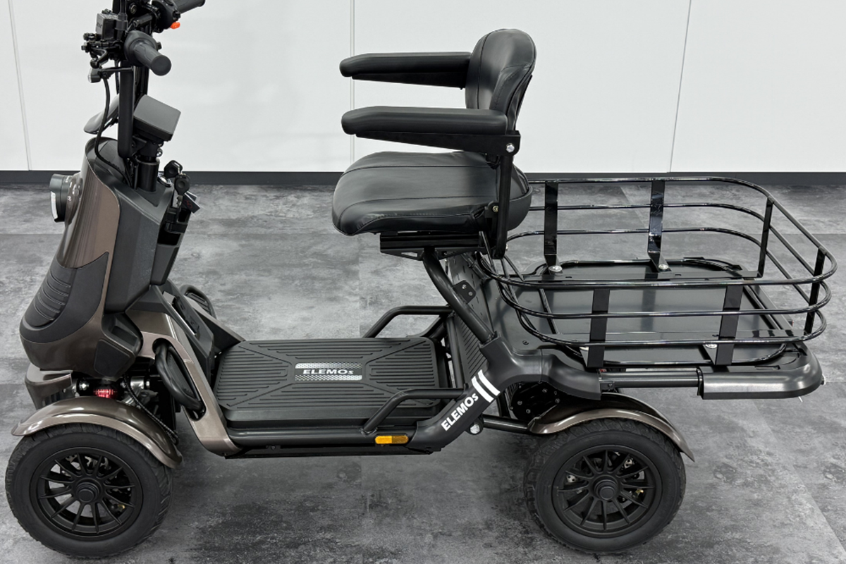 エレモーズの特定小型四輪「エレグラン」の最上位モデル「プレミアム」