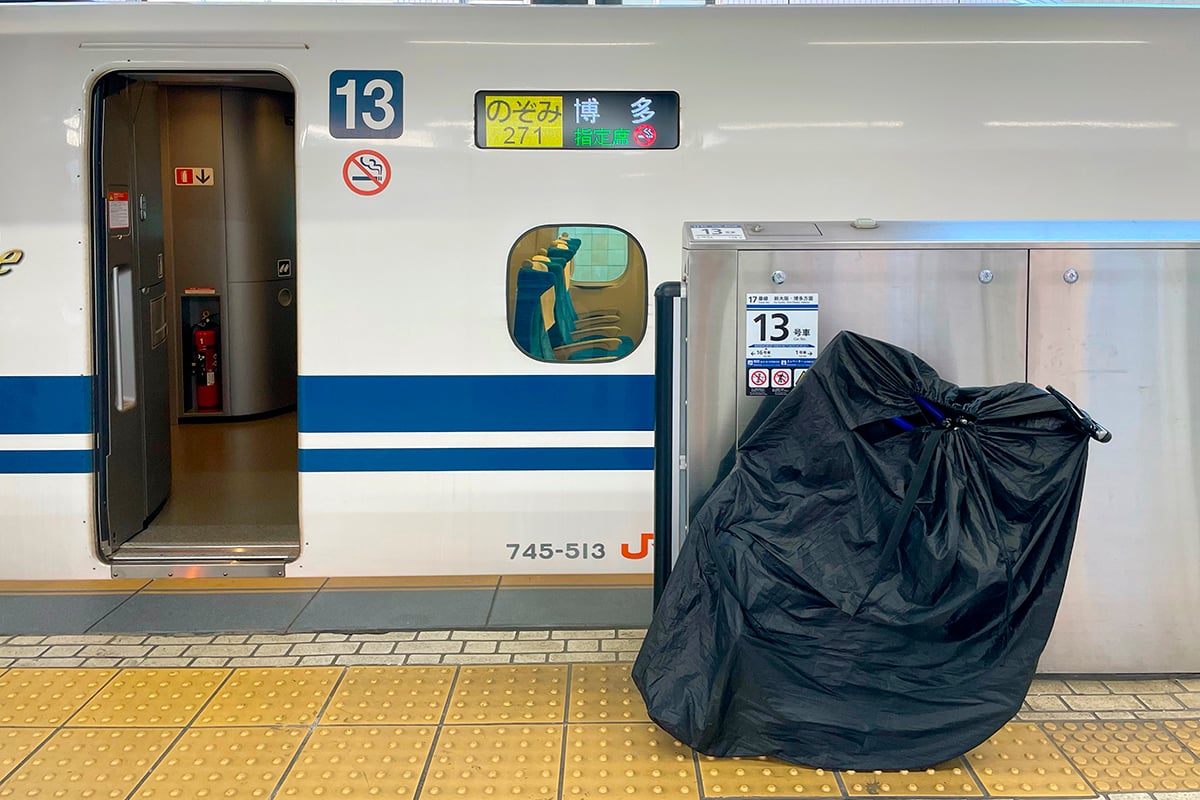 手持ちの荷物のサイズをあらかじめ計測し、必要に応じて適切な座席を確保することが重要