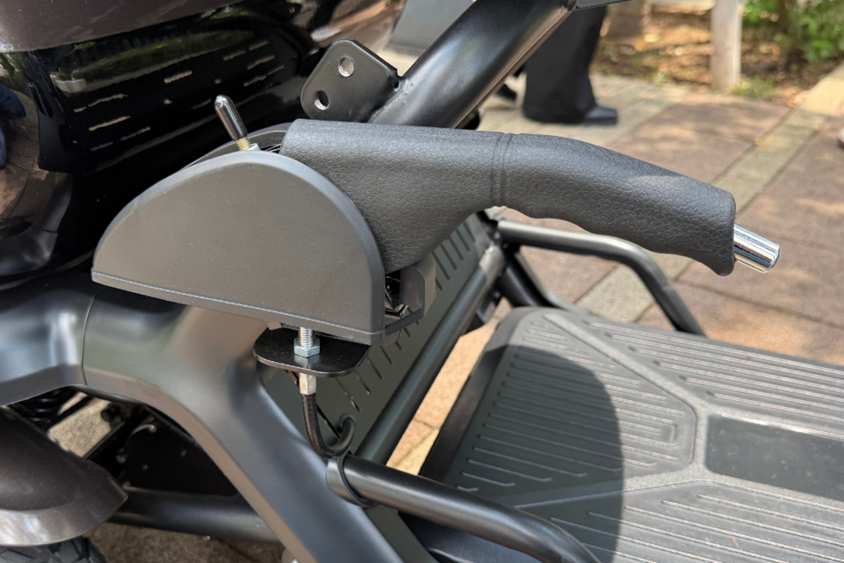 エレモーズの特定小型四輪「エレグラン」の最上位モデル「プレミアム」