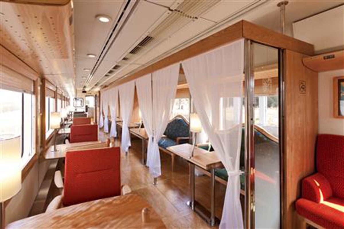 観光列車「おれんじ食堂」の車内