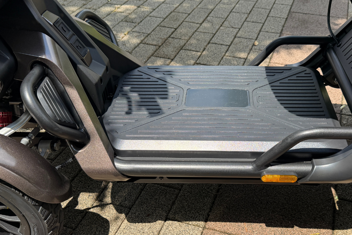 エレモーズの特定小型四輪「エレグラン」の最上位モデル「プレミアム」