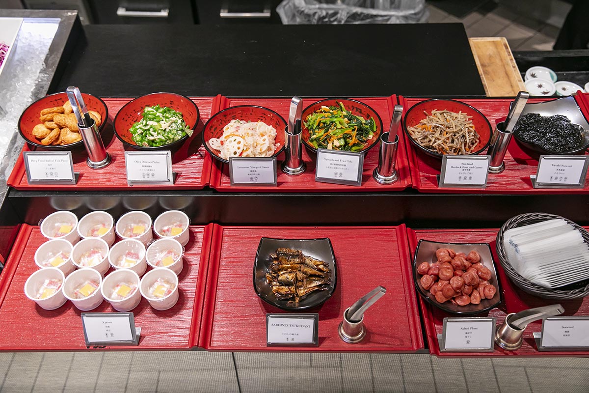 和食コーナーは納豆やきんぴら、イワシの佃煮など炊き立てごはんが進むおかずが