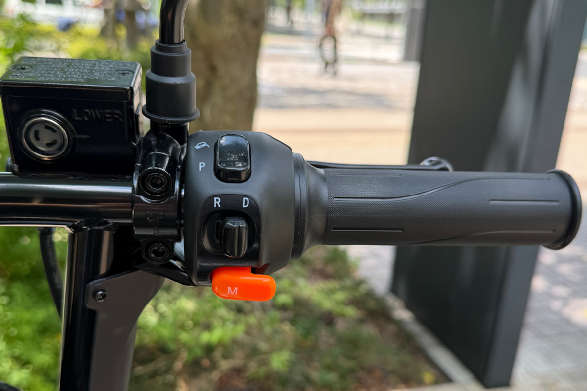 エレモーズの特定小型四輪「エレグラン」の最上位モデル「プレミアム」