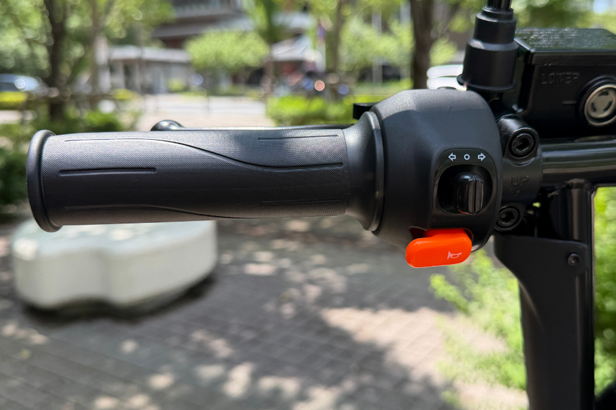 エレモーズの特定小型四輪「エレグラン」の最上位モデル「プレミアム」