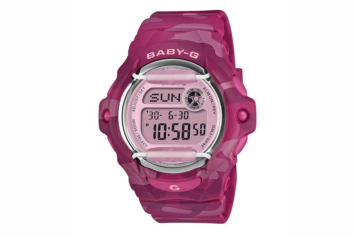 ローズピンクを基調に、カモフラ柄で辛口テイストをプラスした「CASIO BABY-G　BG-169CM-4」（1万8150円 消費税込）は男性の手元にも似合いそう