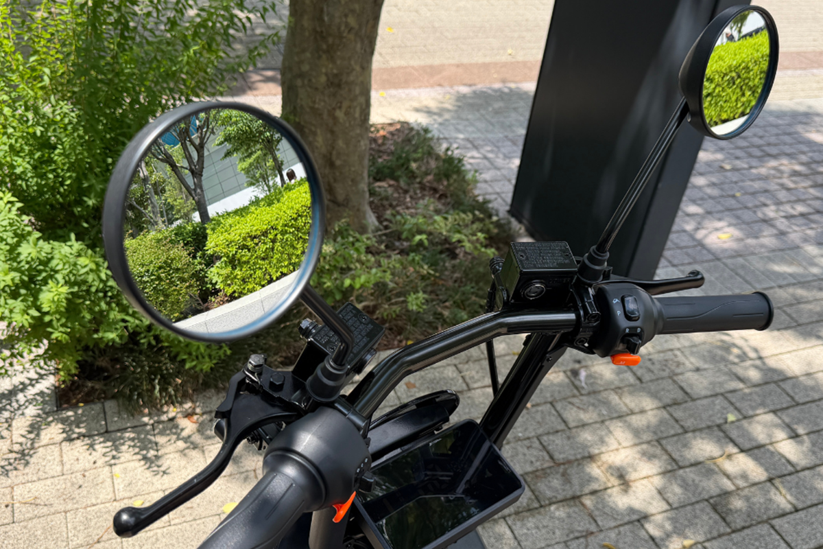 エレモーズの特定小型四輪「エレグラン」の最上位モデル「プレミアム」