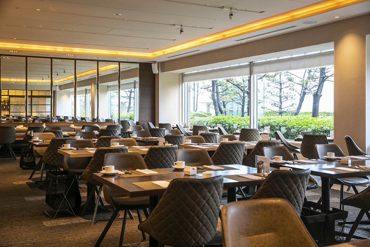100席ある広々とした店内。大きな窓の先には海が