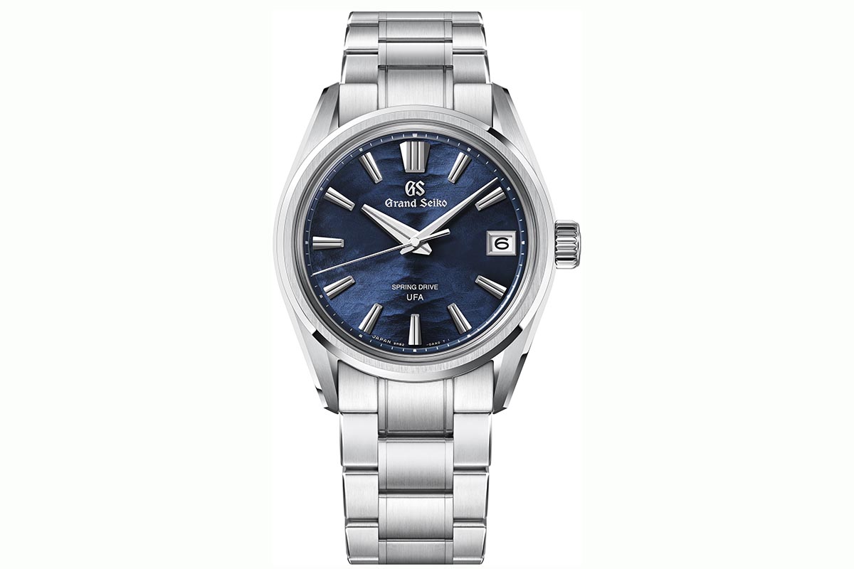 ブルーダイヤルのスプリングドライブには37mmモデル「SLGB015」（138万6000円 消費税込）も用意される。