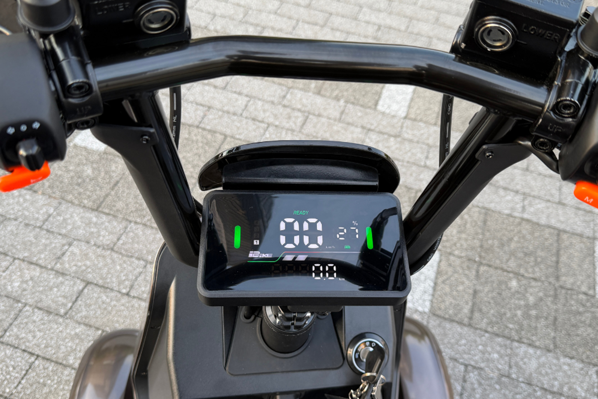 エレモーズの特定小型四輪「エレグラン」の最上位モデル「プレミアム」