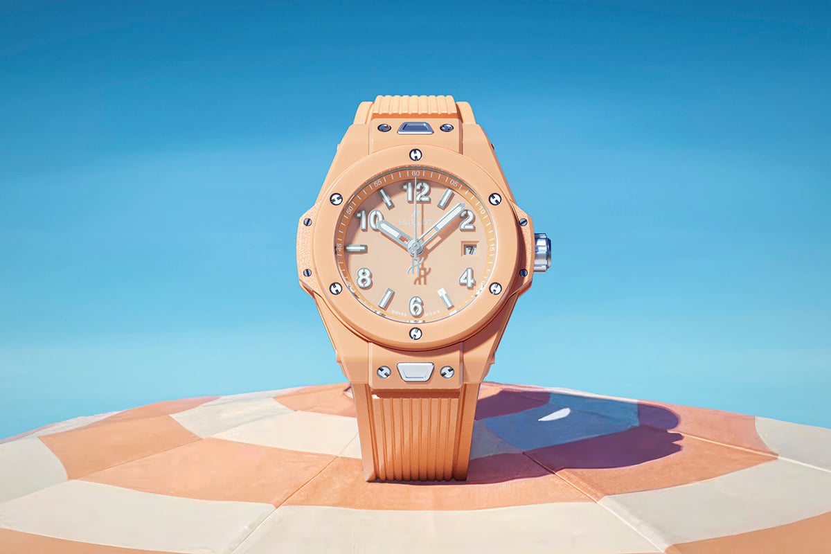 シンプルな3針の「ビッグ・バン ピーチ セラミック 33mm」。ビッグ・バンの33mmとしては、ダイヤモンド装飾を持たない初右手のモデルとなる