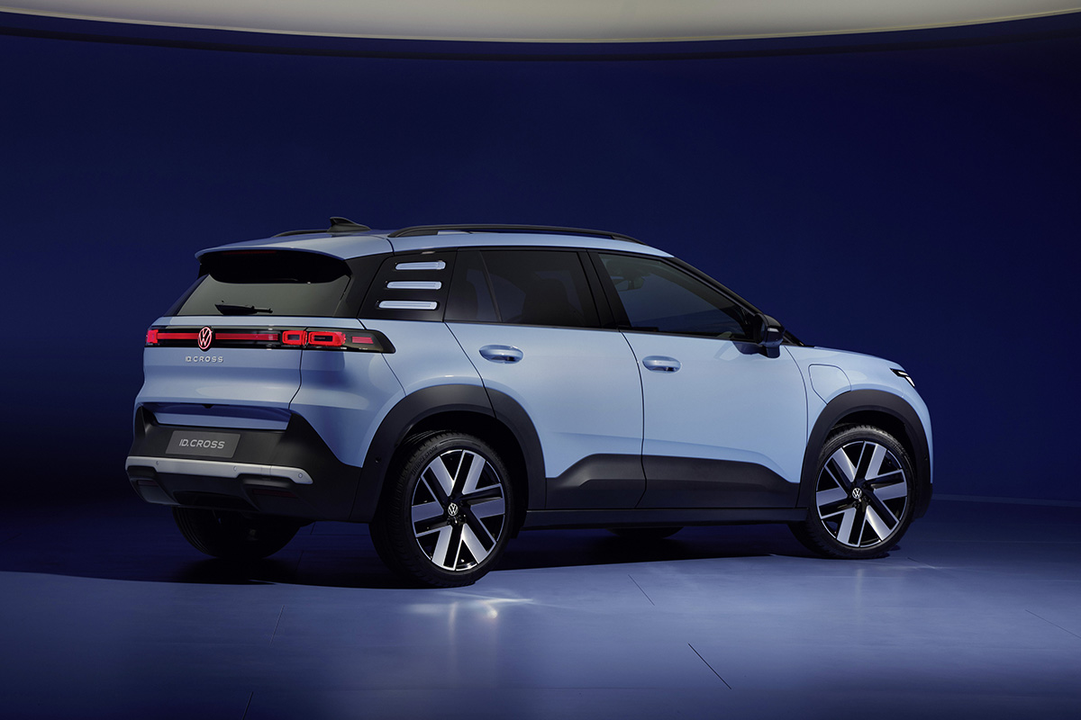 世界初公開されたVW新型「ID.クロス」