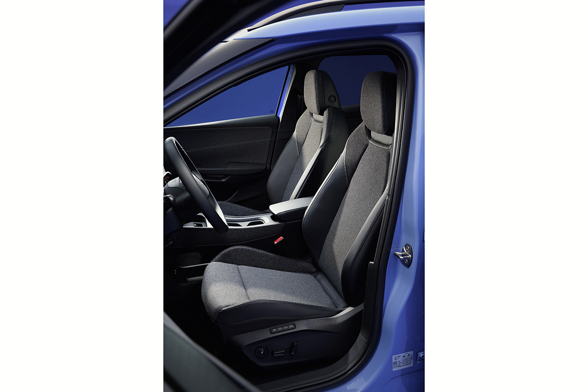世界初公開されたVW新型「ID.クロス」