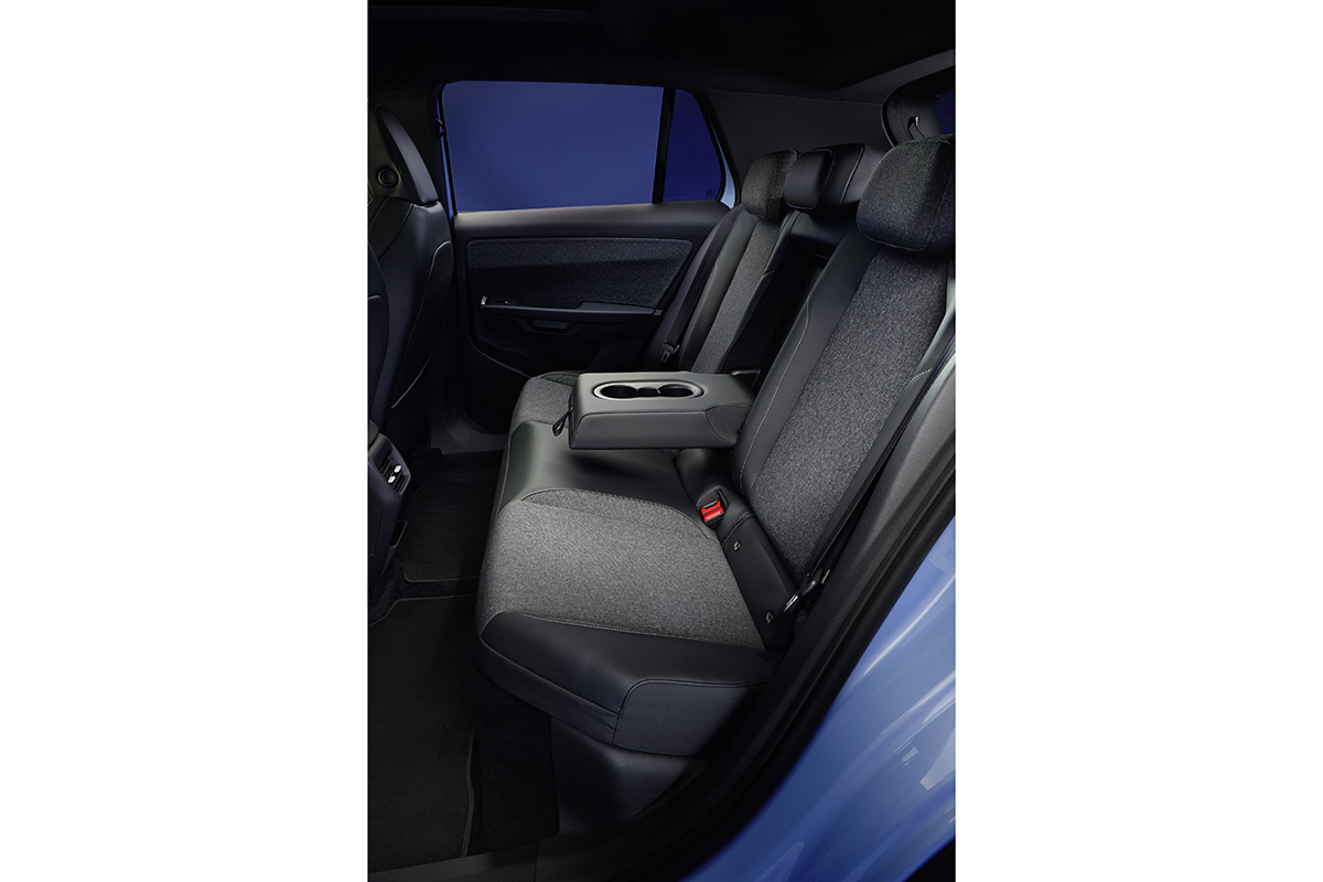 世界初公開されたVW新型「ID.クロス」
