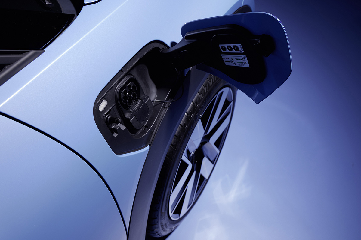 世界初公開されたVW新型「ID.クロス」