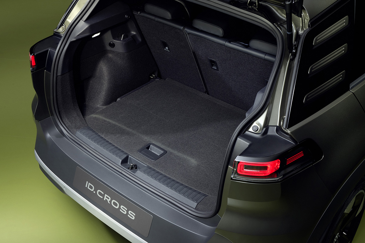 世界初公開されたVW新型「ID.クロス」