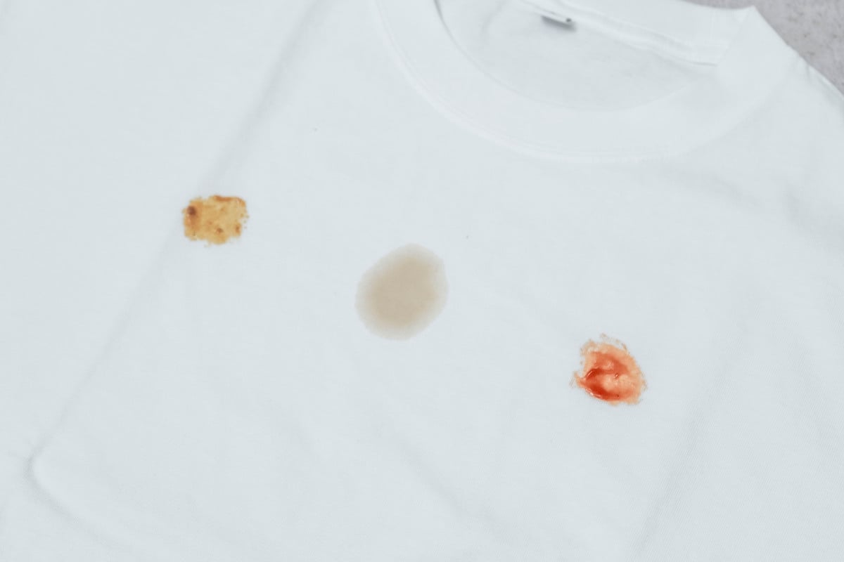 ケチャップ、コーヒー、カレーを付着させた洗濯前のTシャツ。色素の強い汚れも含め、温水洗浄でどこまで落とせるかを確認した